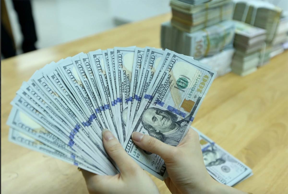 Giá USD tự do chính thức cán mốc 28.000 đồng - Ảnh 1