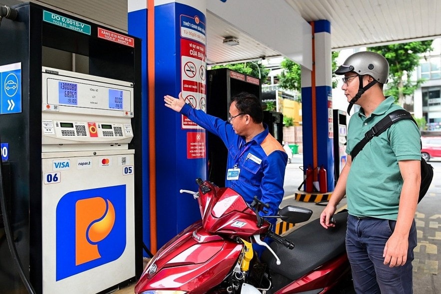 Gi&aacute; xăng giảm xuống dưới 30.000 đồng/l&iacute;t. Ảnh: SP