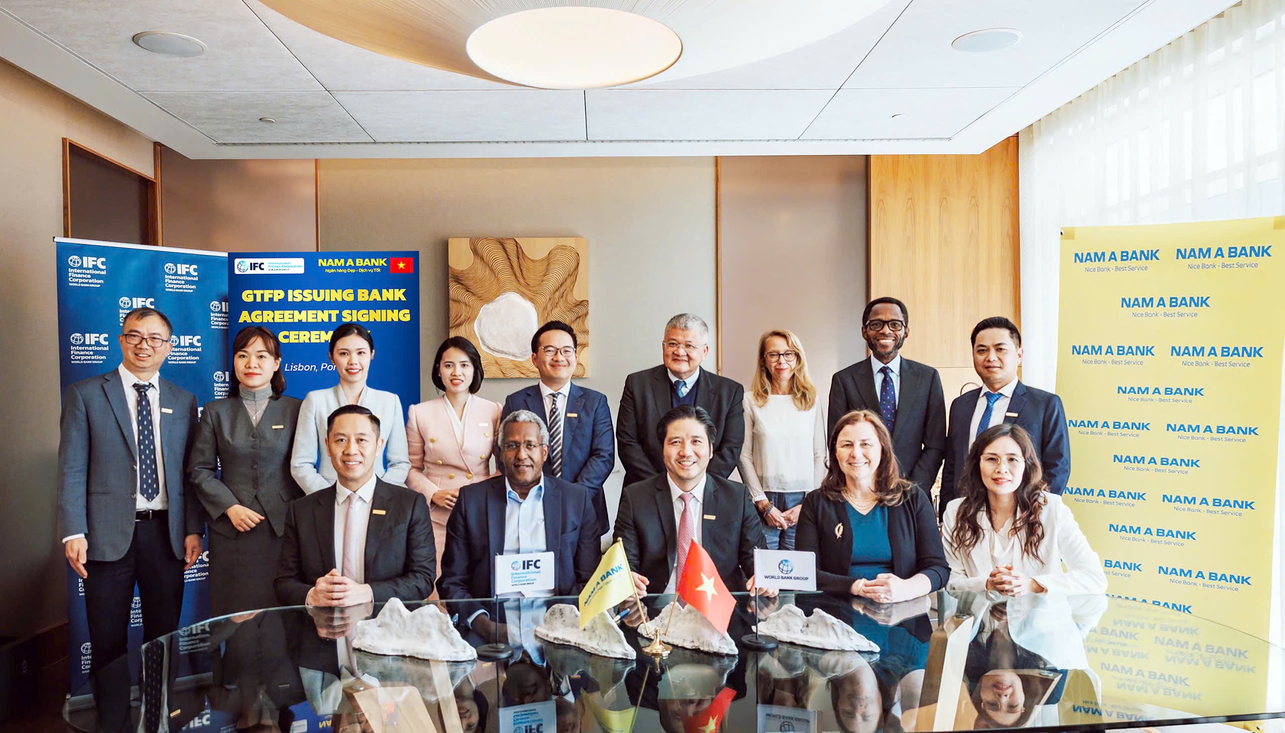 Trước đ&oacute;, Nam A Bank v&agrave; IFC đ&atilde; k&yacute; kết hợp t&aacute;c triển khai c&aacute;c s&aacute;ng kiến chuyển đổi xanh trong VIFC - HCMC