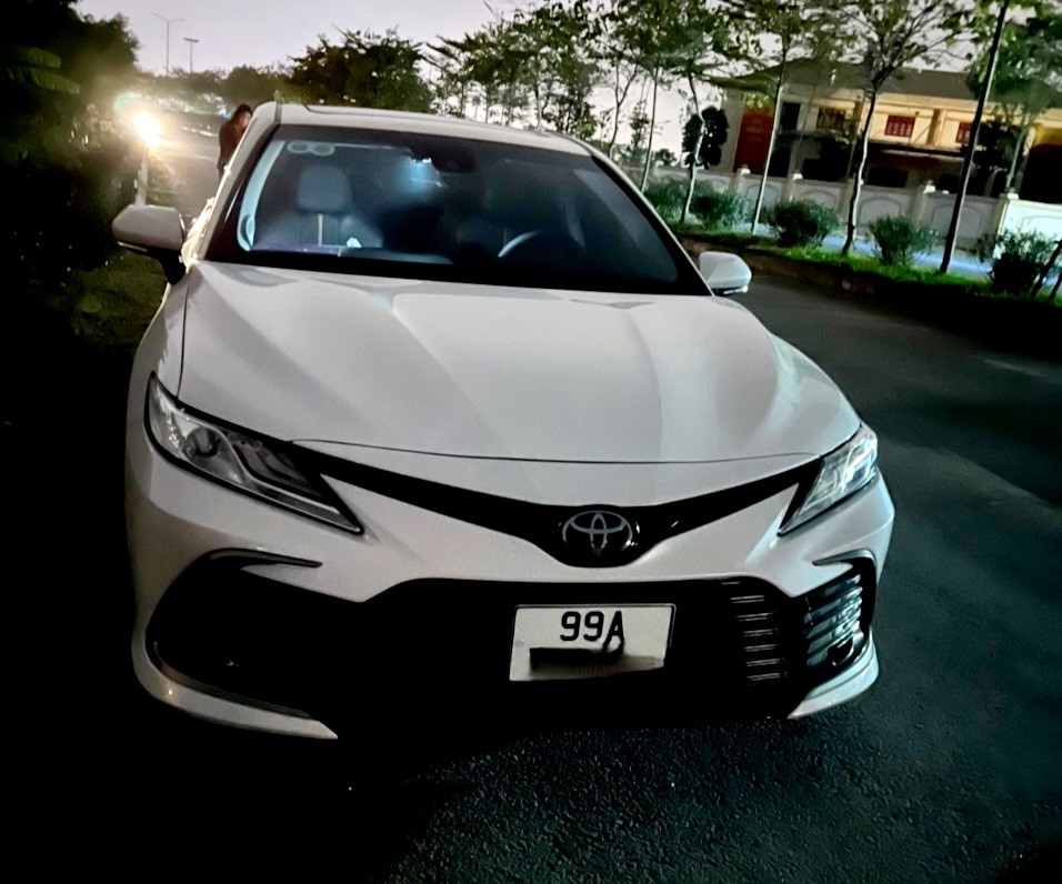 Chiếc xe Toyota Camry bị sự cố nghi&ecirc;m trọng khi đang di chuyển tr&ecirc;n cung đường bằng phẳng (Ảnh bạn đọc cung cấp).&nbsp;