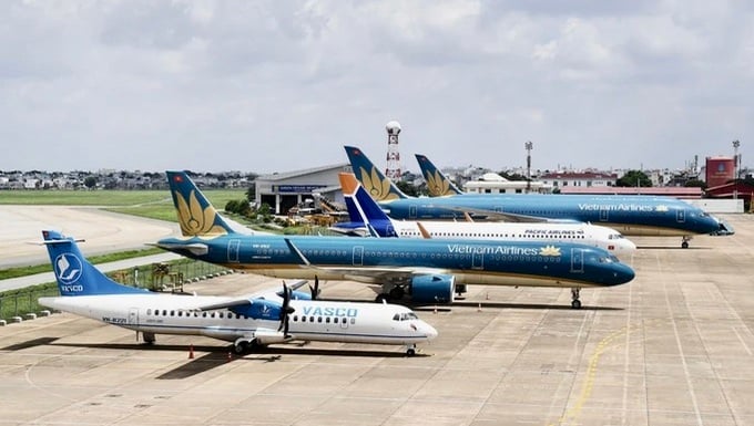 H&agrave;ng kh&ocirc;ng cắt giảm chuyến bay, tăng phụ thu do thiếu nguồn cung nhi&ecirc;n liệu.