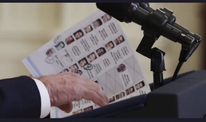 H&#236;nh ảnh từ cuộc họp b&#225;o đầu ti&#234;n h&#233; lộ Tổng thống Biden phải d&#249;ng &quot;phao nhắc b&#224;i&quot;? - Ảnh 2