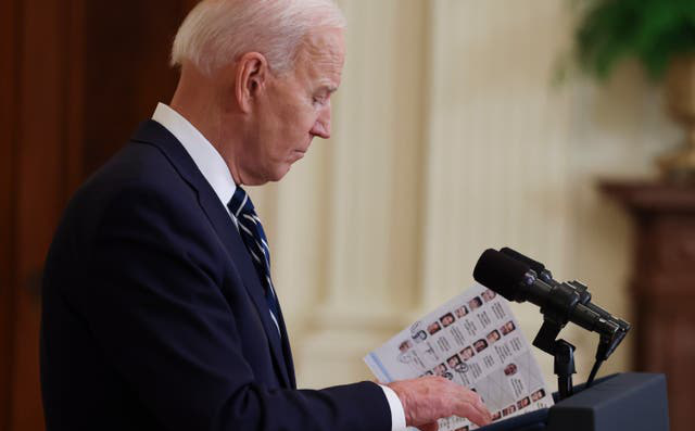 H&#236;nh ảnh từ cuộc họp b&#225;o đầu ti&#234;n h&#233; lộ Tổng thống Biden phải d&#249;ng &quot;phao nhắc b&#224;i&quot;? - Ảnh 1