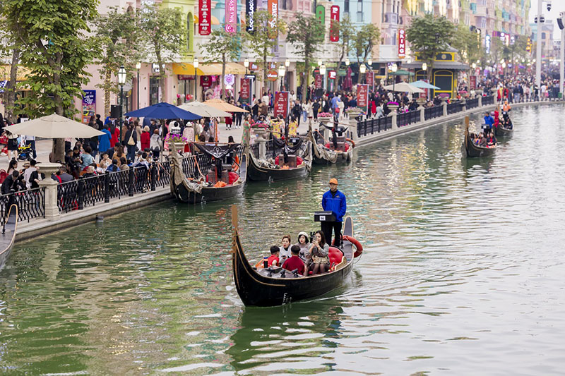 Chuỗi nh&#224; h&#224;ng, cửa hiệu tại Grand World bất ngờ v&#236; lợi nhuận trong mơ - Ảnh 1