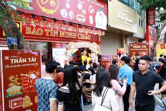 Thường ng&agrave;y tại c&aacute;c cửa h&agrave;ng v&agrave;ng của Bảo T&iacute;n Minh Ch&acirc;u rất đ&ocirc;ng đ&uacute;c.