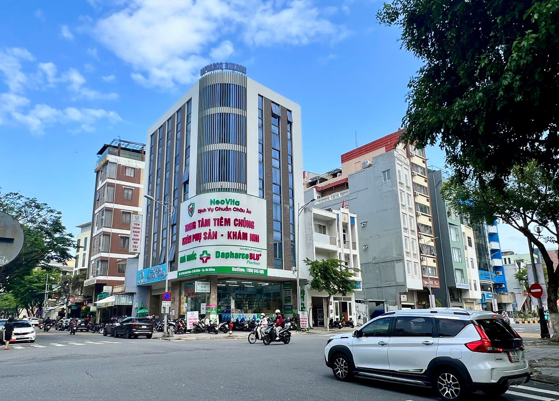 B&ecirc;n cạnh trụ sở ch&iacute;nh tọa lạc tại vị tr&iacute; đắc địa ngay n&uacute;t giao Trần Ph&uacute; &ndash; Phan Đ&igrave;nh Ph&ugrave;ng ở trung t&acirc;m Đ&agrave; Nẵng, Dapharco c&oacute; mạng lưới ph&acirc;n phối rộng khắp, trở th&agrave;nh &lsquo;thỏi nam ch&acirc;m&rsquo; thu h&uacute;t giới đầu tư trong qu&aacute; tr&igrave;nh cổ phần h&oacute;a.