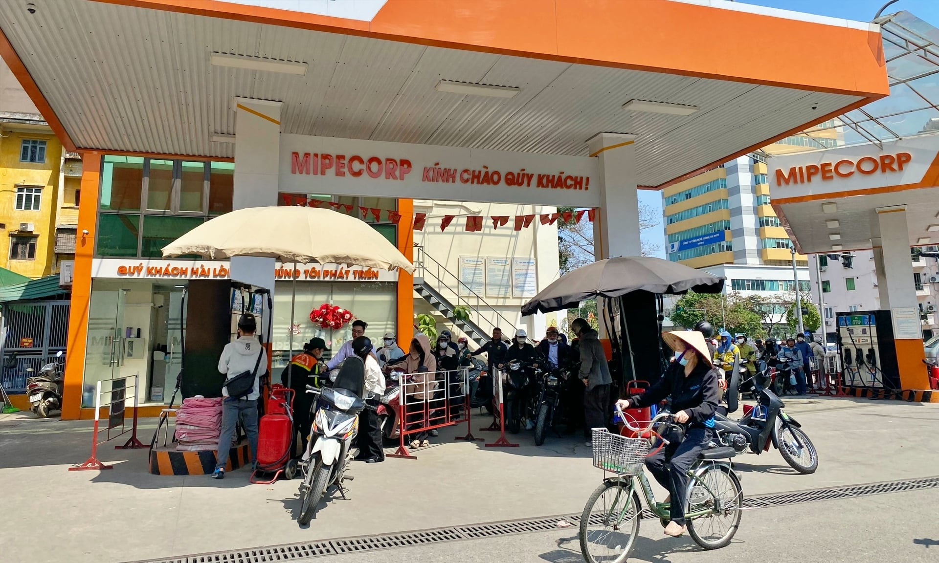 Thuế m&ocirc;i trường, VAT, ti&ecirc;u thụ đặc biệt với xăng, dầu diezel được giảm về 0%.&nbsp;