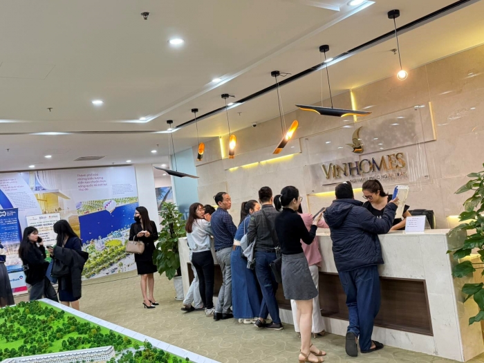 Văn ph&ograve;ng b&aacute;n h&agrave;ng ghi nhận lượng kh&aacute;ch li&ecirc;n tục đến k&yacute; hợp đồng, &ldquo;chốt căn&rdquo; Vinhomes Global Gate