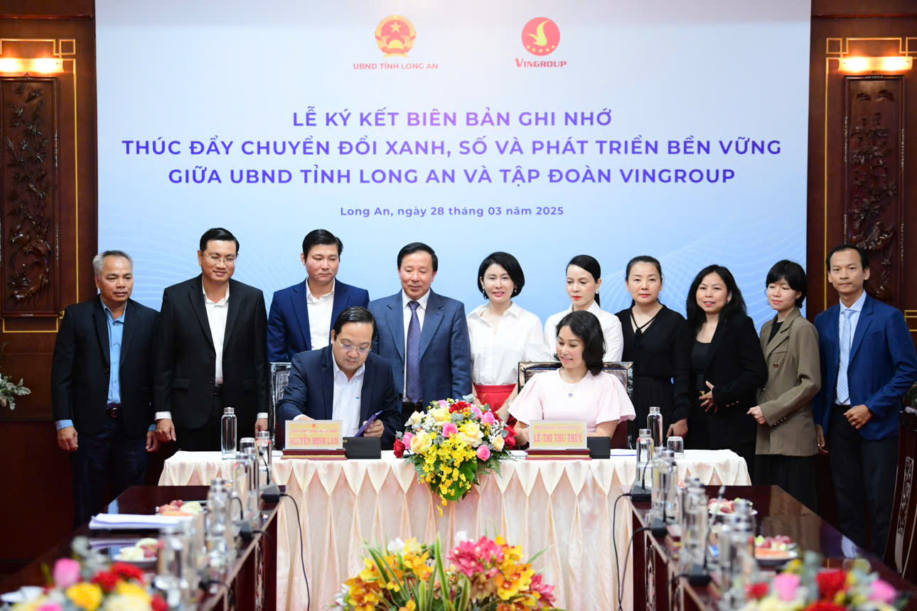 Đại diện UBND tỉnh Long An v&agrave; đại diện Tập đo&agrave;n Vingroup k&yacute; bi&ecirc;n bản ghi nhớ hợp t&aacute;c to&agrave;n diện.