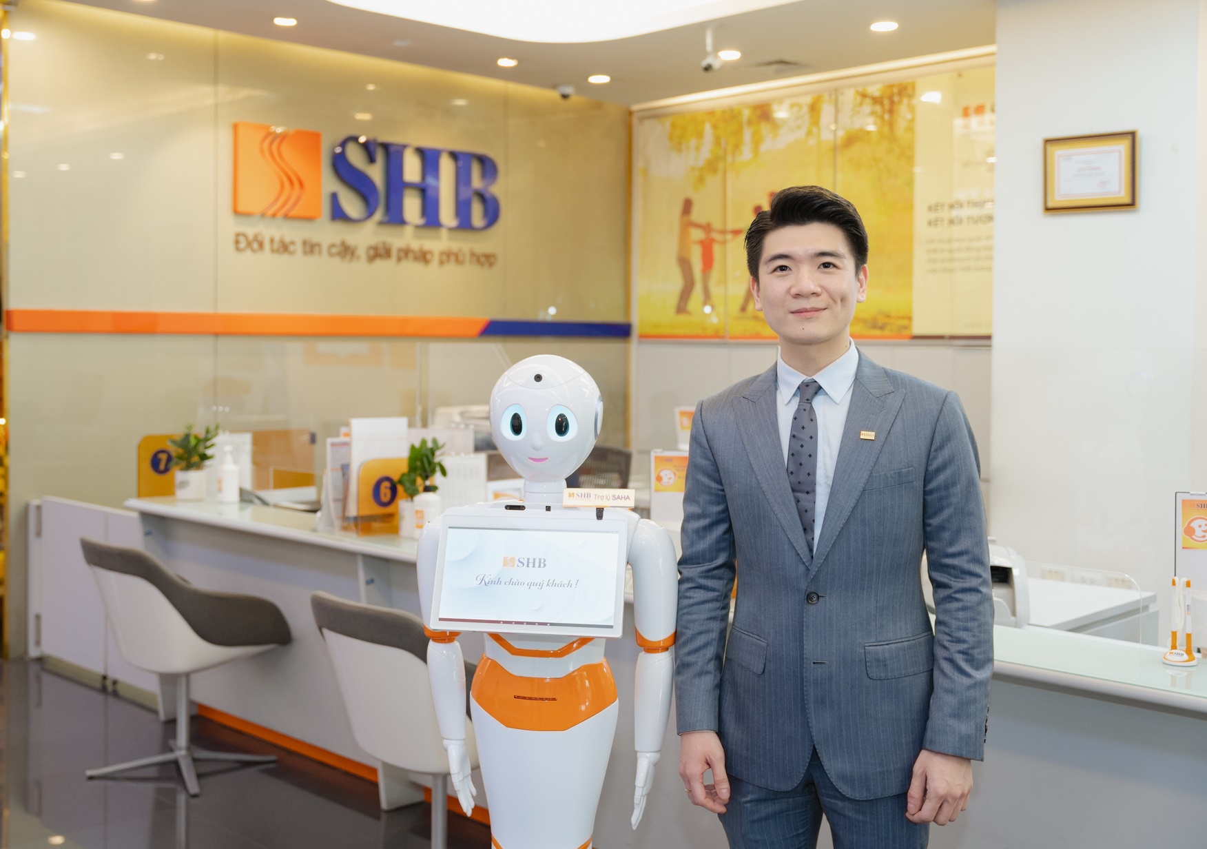 Ph&oacute; tổng gi&aacute;m đốc SHB - &ocirc;ng Đỗ Quang Vinh cho biết việc SHB sử dụng robot tại quầy nhằm n&acirc;ng cao chất lượng dịch vụ v&agrave; mang lại cho kh&aacute;ch h&agrave;ng trải nghiệm kh&ocirc;ng gian giao dịch số &nbsp;