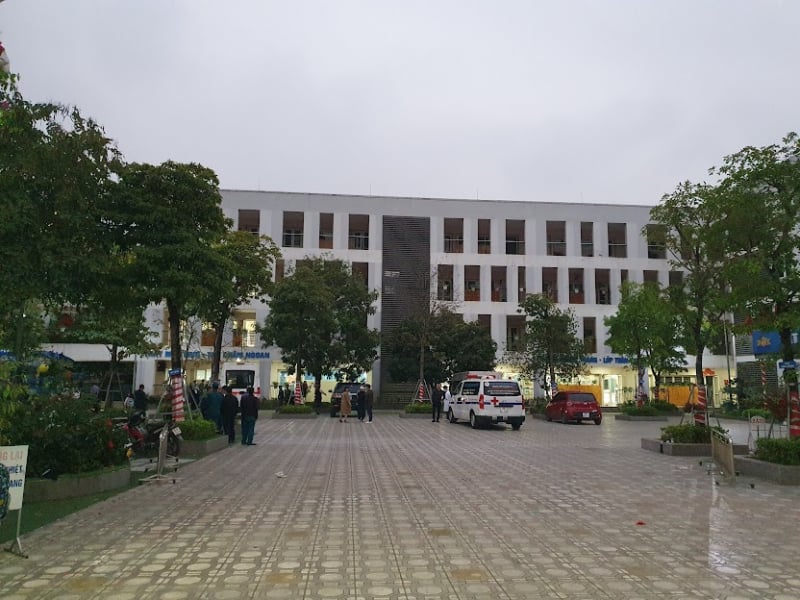 Xe cấp cứu đến trường Tiểu học Kim Giang đưa học sinh v&agrave;o bệnh viện (Ảnh: C&ocirc;ng an nh&acirc;n d&acirc;n).