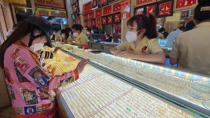 Gi&aacute; v&agrave;ng h&ocirc;m nay 29/3: V&agrave;ng trong nước giảm nhẹ, SJC rớt xuống mốc 67,15 triệu đồng. (Ảnh: B&aacute;o Ph&aacute;p luật)