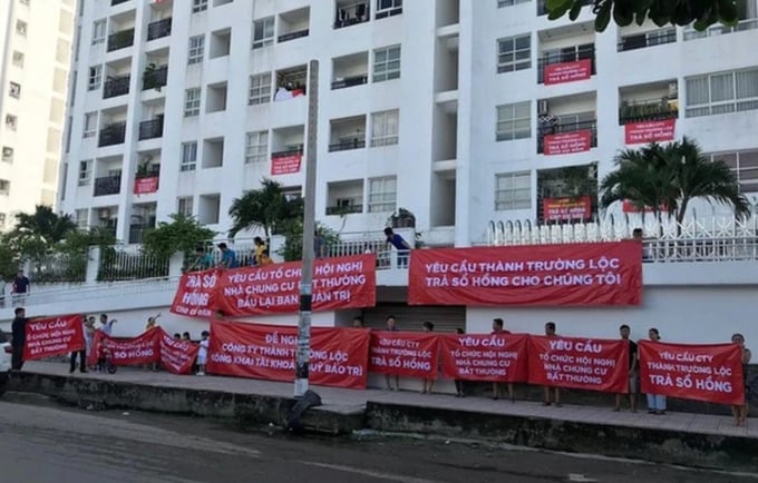 Những năm qua, tại nhiều địa phương kh&aacute;ch h&agrave;ng mua căn hộ v&agrave; đất nền phải căng băng r&ocirc;n để y&ecirc;u cầu chủ đầu tư trả sổ v&igrave; chậm b&agrave;n giao sổ theo cam kết qu&aacute; l&acirc;u v&agrave; k&eacute;o d&agrave;i nhiều năm, nguy&ecirc;n nh&acirc;n đa số l&agrave; do chủ đầu tư chưa ho&agrave;n th&agrave;nh đ&oacute;ng tiền sử dụng đất