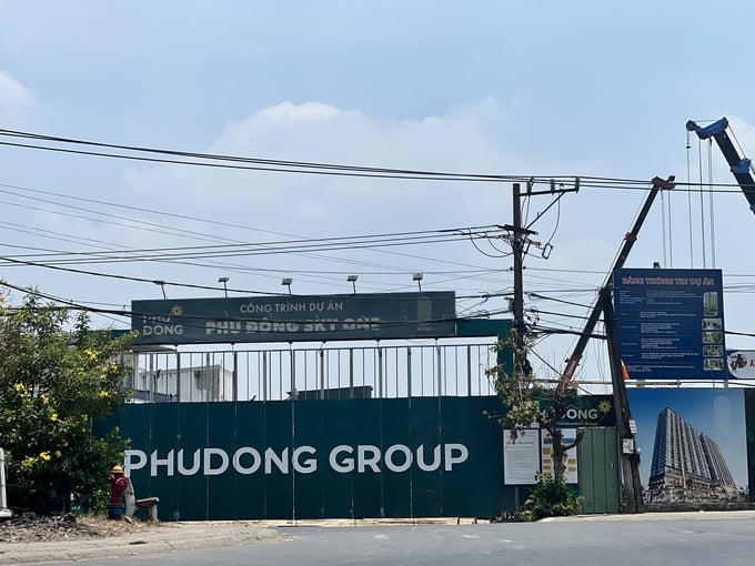 C&ocirc;ng ty TNHH Đầu tư Ph&uacute; Đ&ocirc;ng 5 được th&agrave;nh lập ng&agrave;y 22/6/2021 với vốn điều lệ l&agrave; 250 tỷ đồng, sau 9 th&aacute;ng th&agrave;nh lập được UBND tỉnh B&igrave;nh Dương chấp thuận l&agrave; nh&agrave; đầu tư dự &aacute;n Ph&uacute; Đ&ocirc;ng Sky One với số vốn đầu tư hơn 1.000 tỷ đồng