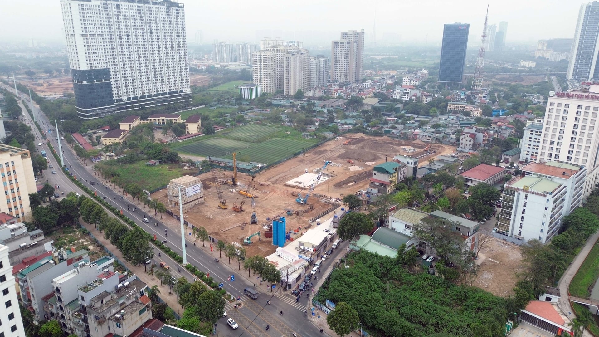 Theo ghi nhận của VietnamFinance, tổ hợp Trung t&acirc;m thương mại, văn ph&ograve;ng v&agrave; nh&agrave; ở - MIC Tower tr&ecirc;n khu đất 54 Tố Hữu, H&agrave; Nội thời gian gần đ&acirc;y đ&atilde; bắt đầu triển khai thi c&ocirc;ng c&aacute;c hạng mục đầu ti&ecirc;n.