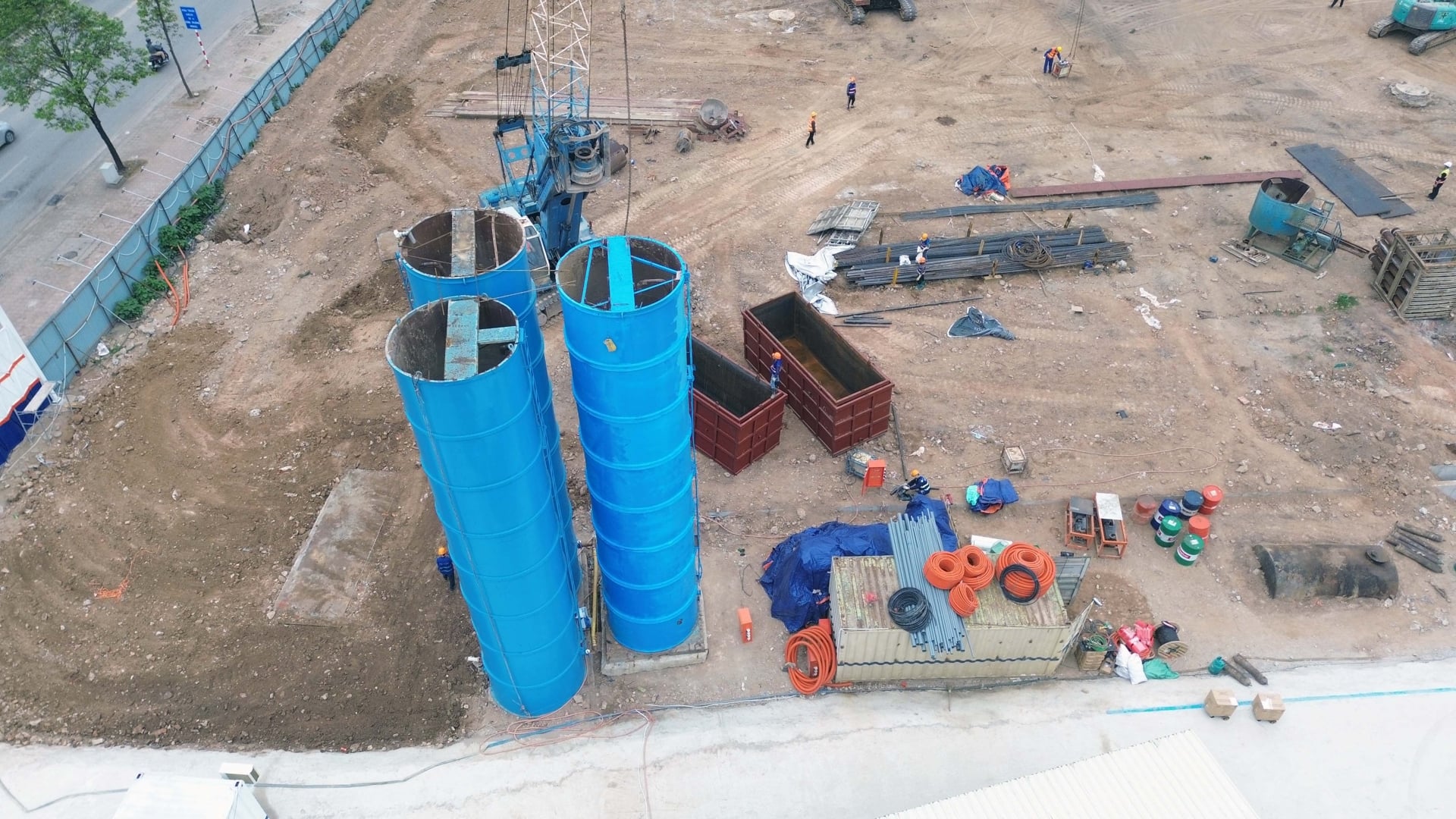 MIC Tower nằm tại ng&atilde; tư Tố Hữu - Lương Thế Vinh, c&oacute; tầm nh&igrave;n trực tiếp ra c&ocirc;ng vi&ecirc;n Ph&ugrave;ng Khoang v&agrave; hồ Mễ Tr&igrave;. Từ trục đường Tố Hữu - L&ecirc; Văn Lương c&oacute; thể dễ d&agrave;ng kết nối v&agrave;o trung t&acirc;m Thủ đ&ocirc; với khoảng c&aacute;ch hơn 4km.