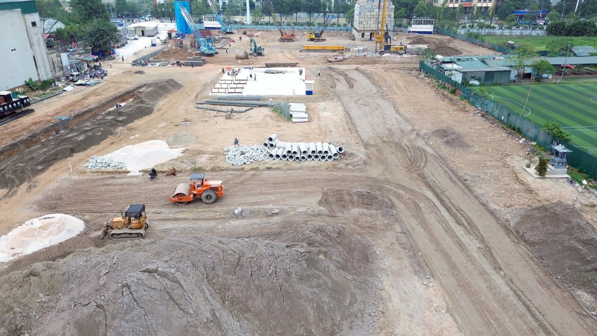 Xung quanh dự &aacute;n hiện nay c&oacute; rất nhiều t&ograve;a chung cư đ&atilde; được x&acirc;y dựng. Cụ thể, c&aacute;ch hơn 100 m, nằm gần với trường THPT Trung văn c&oacute; dự &aacute;n chung cư The Light, MHD Trung Văn v&agrave; Ecolife Capitol.