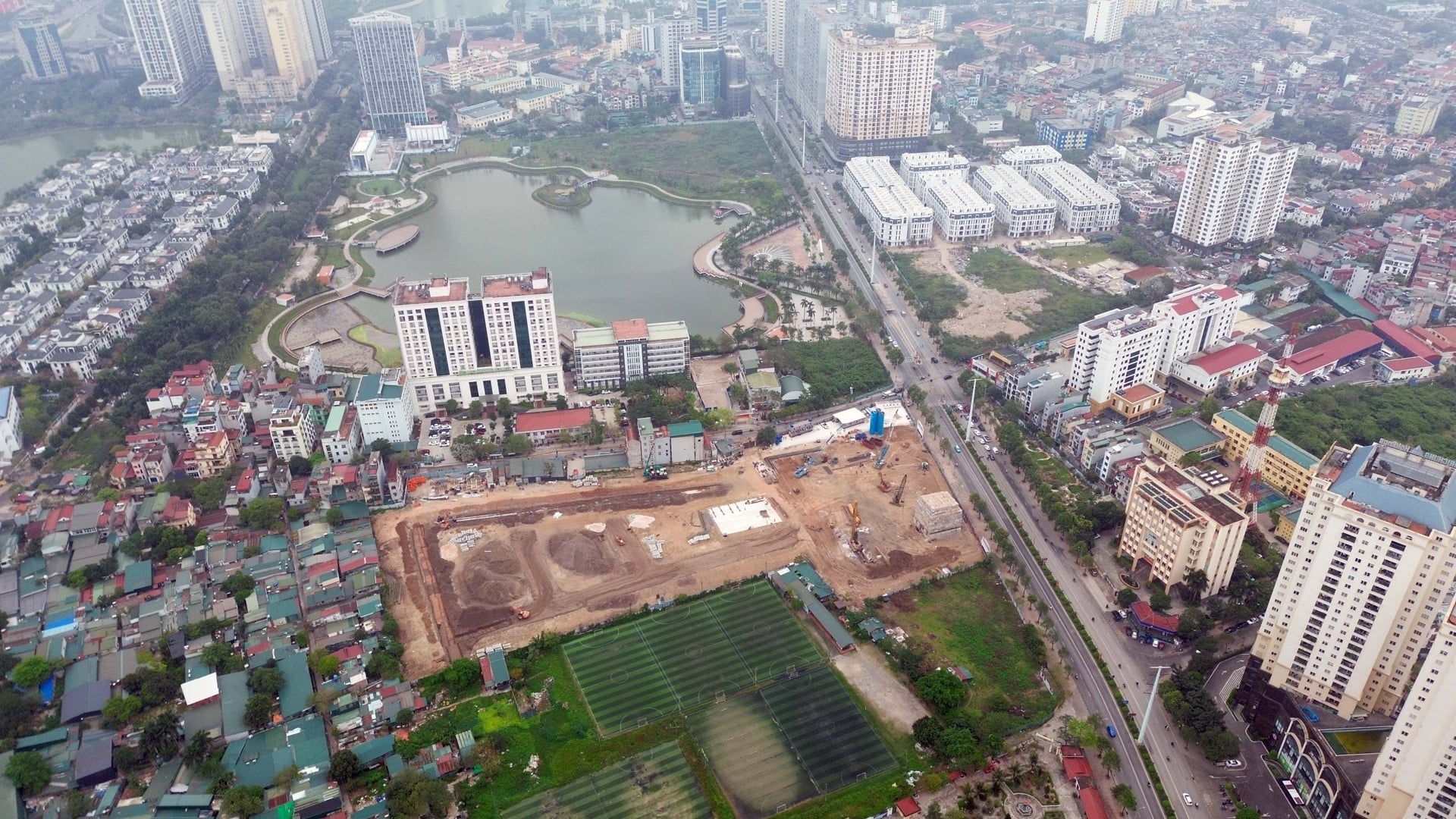 Được biết, MIC Tower c&oacute; diện t&iacute;ch 25.305 m2 với hai mặt tiền tiếp gi&aacute;p đường Tố Hữu v&agrave; Lương Thế Vinh; đối diện Bệnh viện Y học cổ truyền - Bộ C&ocirc;ng An v&agrave; C&ocirc;ng vi&ecirc;n Ph&ugrave;ng Khoang.