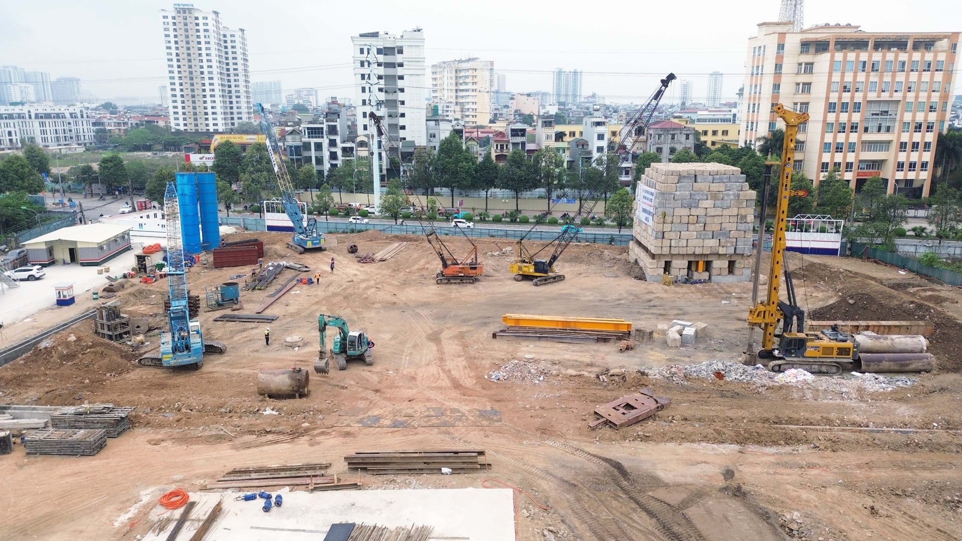 Tổng thể MIC Tower dự kiến được chia th&agrave;nh ba khối chức năng ch&iacute;nh gồm: Khối đế thương mại dịch vụ cao 5 tầng với quy m&ocirc; khoảng 40.000 m2 s&agrave;n; Khối văn ph&ograve;ng - t&ograve;a th&aacute;p MIC Office cao 25 tầng với 30.000 m2 s&agrave;n; Căn hộ MIC Residence với 2 t&ograve;a chung cư cao 35 tầng, dự kiến cung cấp ra thị trường khoảng 1.200 căn.