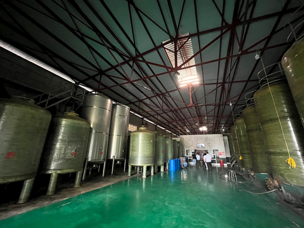 Khu vực nh&agrave; xưởng của C&ocirc;ng ty CP Rượu N&uacute;i Tản. Ảnh: T&ugrave;ng Nguyễn.