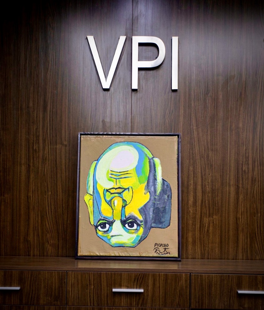 Tranh Nguyễn Đại Giang lồng gh&eacute;p c&aacute;c yếu tố hiện đại &ndash; qu&aacute; khứ, phương Đ&ocirc;ng v&agrave; phương T&acirc;y. &nbsp;