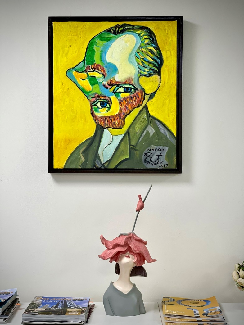 Tranh của Nguyễn Đại Giang theo trường ph&aacute;i đảo ngược tại văn ph&ograve;ng 104 Th&aacute;i Thịnh của Văn Ph&uacute; - Invest. &nbsp;