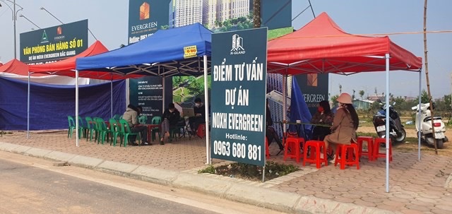 C&aacute;c s&agrave;n m&ocirc;i giới BĐS rầm rộ dựng lều bạt, văn ph&ograve;ng giao dịch b&ecirc;n ngo&agrave;i khu vực x&acirc;y dựng Dự &aacute;n nh&agrave; ở x&atilde; hội Evergreen Bắc Giang để rao b&aacute;n căn hộ của dự &aacute;n khi chưa đủ điều kiện.