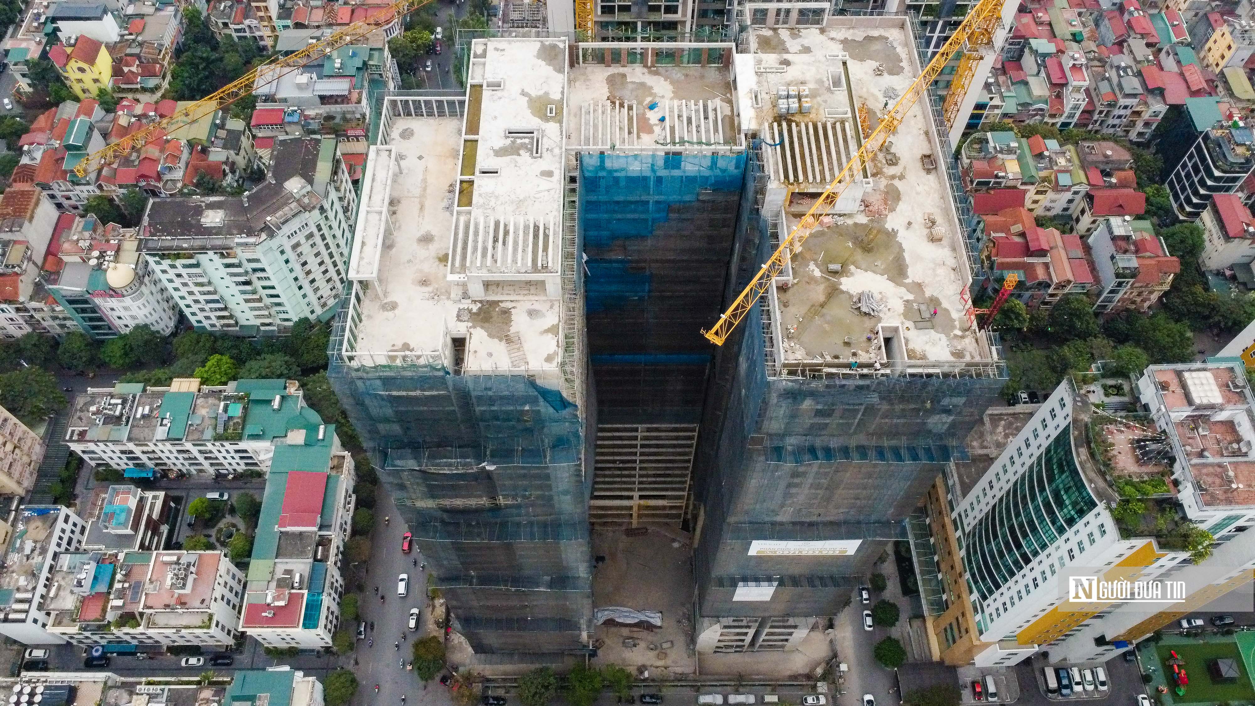 Đ&aacute;ng ch&uacute; &yacute;, b&ecirc;n trong c&ocirc;ng trường kh&ocirc;ng một b&oacute;ng người.