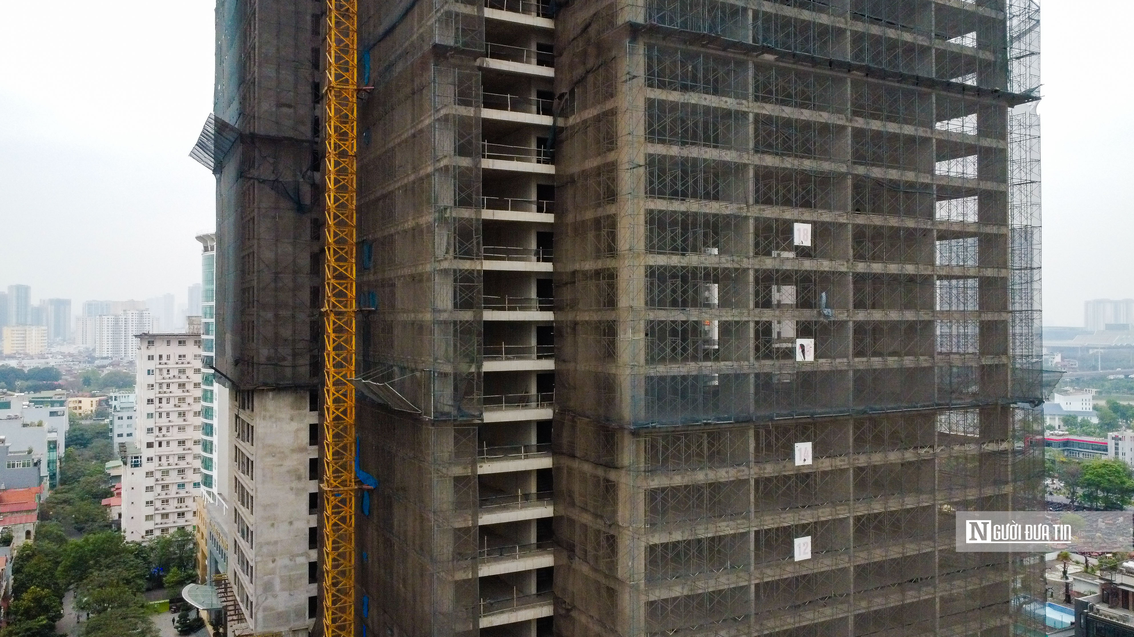 B&ecirc;n ngo&agrave;i to&agrave; nh&agrave; được qu&acirc;y lưới.