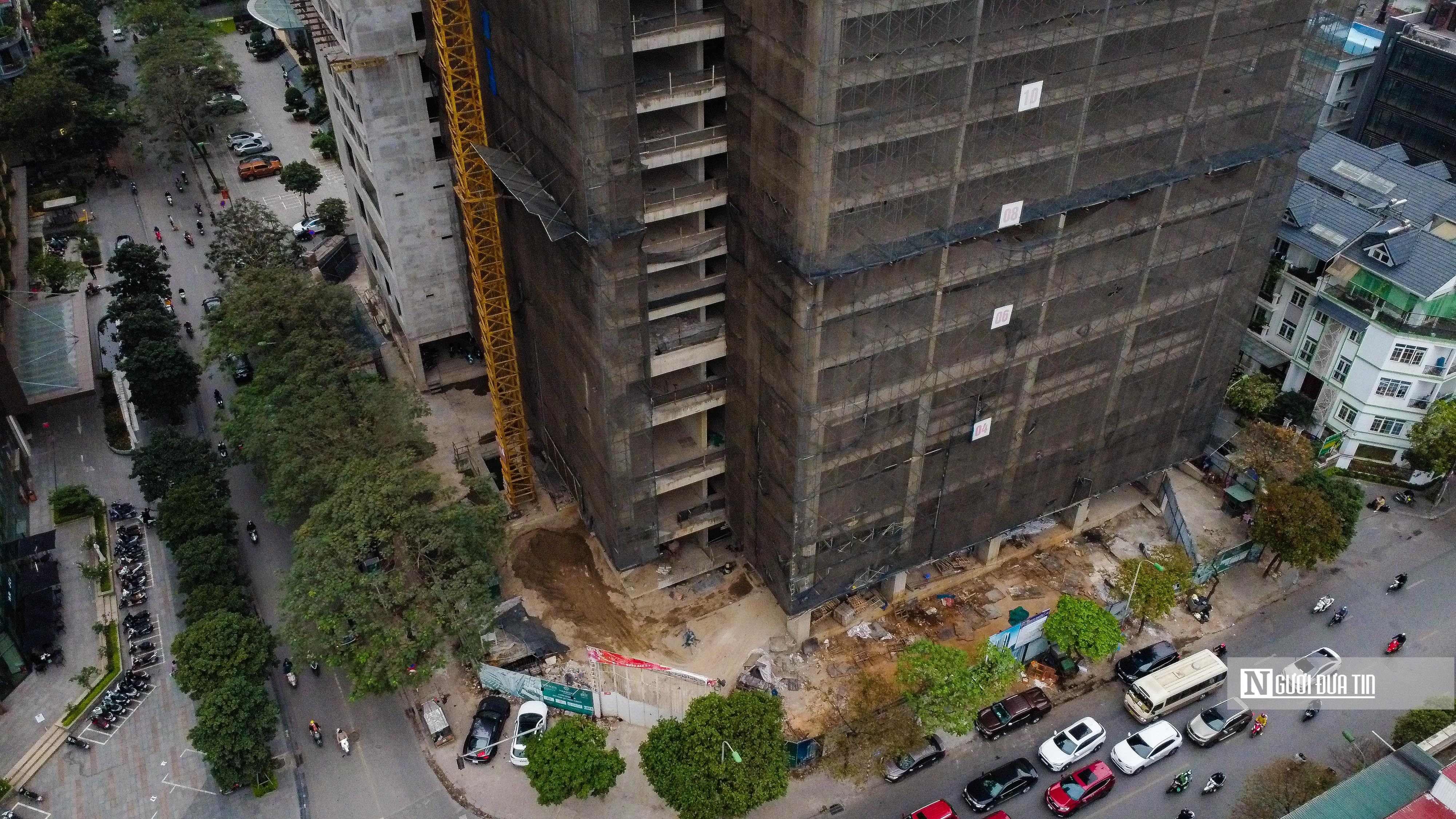 Cảnh ngổn ngang b&ecirc;n trong dự &aacute;n khiến kh&aacute;ch h&agrave;ng lo lắng kh&ocirc;ng biết khi n&agrave;o mới được b&agrave;n giao nh&agrave;.