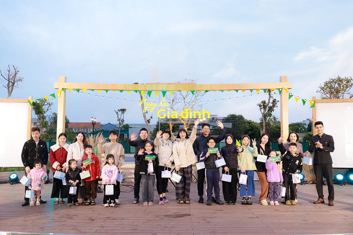 Nhiều gia đ&igrave;nh cư d&acirc;n v&agrave; du kh&aacute;ch đ&atilde; c&oacute; mặt tại Vinhomes Golden Avenue tham gia ng&agrave;y hội