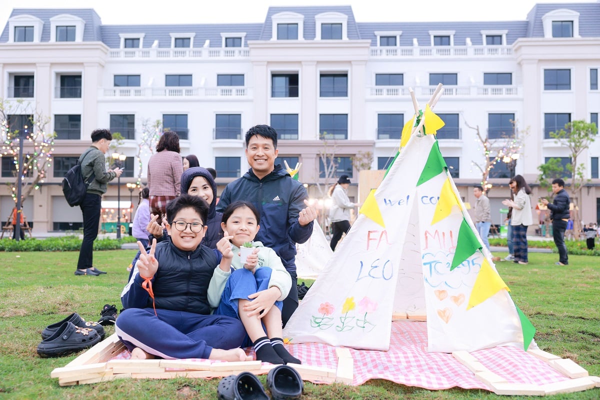 Khu vực camping rực rỡ sắc m&agrave;u, gắn kết c&aacute;c th&agrave;nh vi&ecirc;n v&agrave; c&aacute;c gia đ&igrave;nh