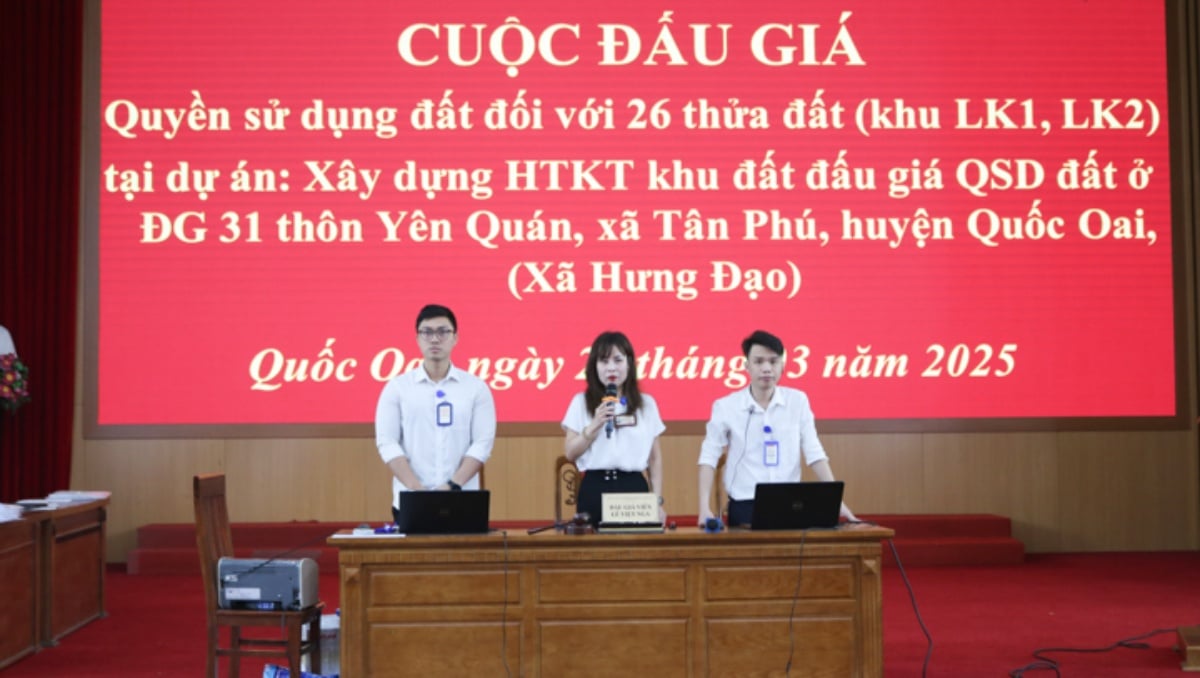Đại diện cồng ty đấu gi&aacute; Hợp danh số 5 - quốc gia hướng dẫn kh&aacute;ch h&agrave;ng c&aacute;c thủ tục đấu gi&aacute;.