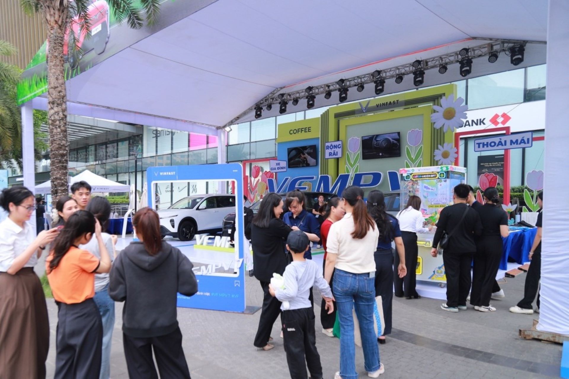 VinFast VF MPV 7 được trưng b&agrave;y tại Vincom Plaza Thanh H&oacute;a thu h&uacute;t sự ch&uacute; &yacute; của đ&ocirc;ng đảo kh&aacute;ch tham quan.