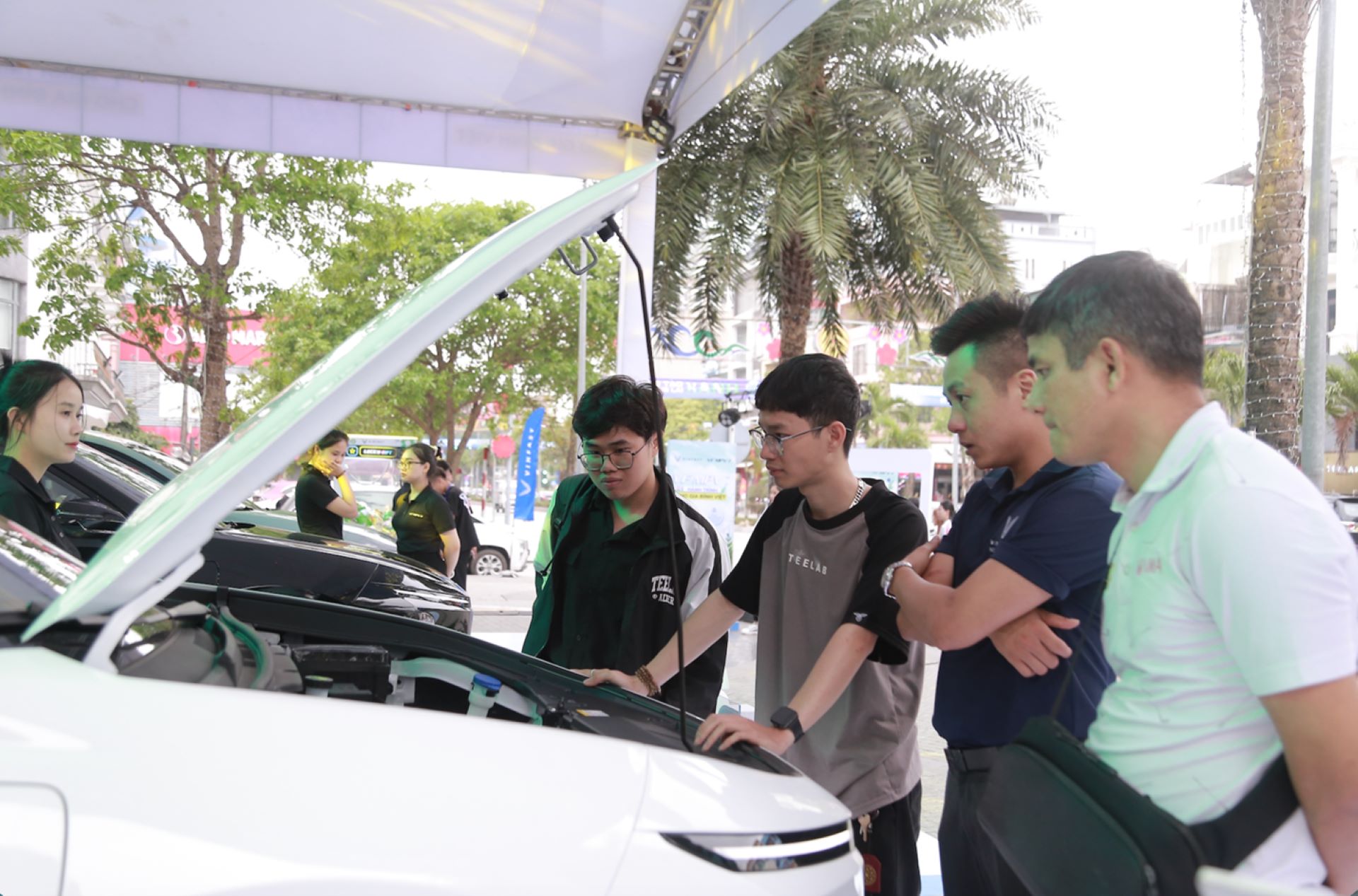 Anh L&ecirc; Hữu Thắng (đeo k&iacute;nh, &aacute;o n&acirc;u, thứ hai từ tr&aacute;i sang) t&igrave;m hiểu về VF MPV 7.