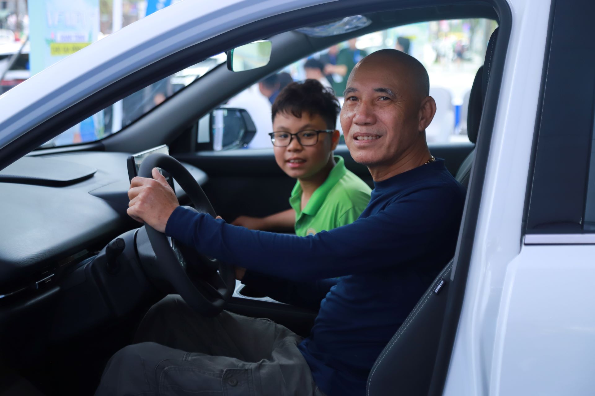 Anh L&ecirc; Văn H&ugrave;ng h&agrave;o hứng c&ugrave;ng gia đ&igrave;nh kh&aacute;m ph&aacute; c&ocirc;ng nghệ tr&ecirc;n xe.