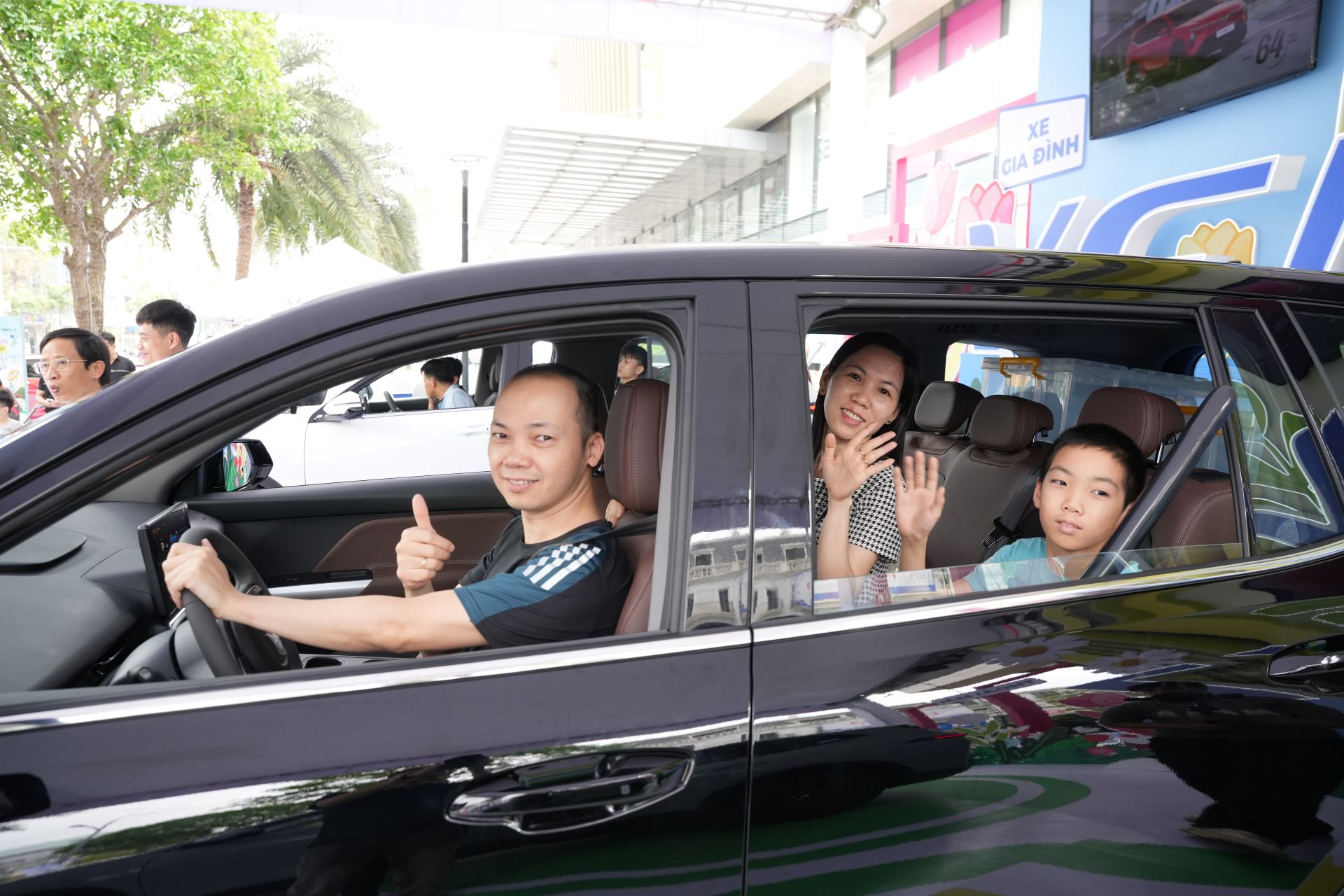 Sự quan t&acirc;m của kh&aacute;ch h&agrave;ng d&agrave;nh cho VF MPV 7 cho thấy nhu cầu xe điện ng&agrave;y c&agrave;ng tăng tại thị trường Thanh H&oacute;a.