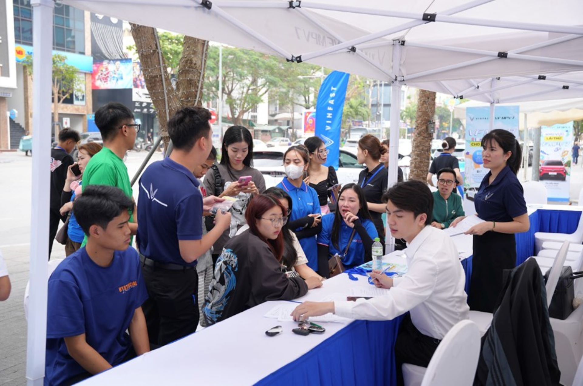 Nhiều kh&aacute;ch h&agrave;ng đ&atilde; mạnh dạn chốt mua xe sau khi l&aacute;i thử VF MPV 7 tại sự kiện để tranh thủ ưu đ&atilde;i ngắn hạn.