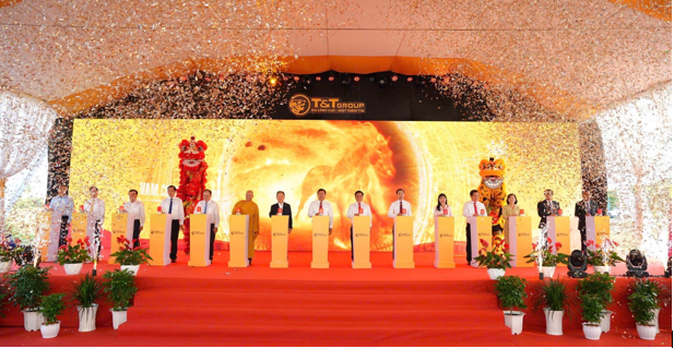 C&aacute;c đại biểu ấn n&uacute;t khởi c&ocirc;ng KCN V&agrave;m Cống