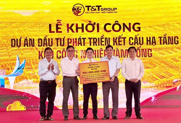 Tập đo&agrave;n T&amp;T Group trao ủng hộ gần 1 tỷ đồng nhằm hỗ trợ 30% gi&aacute; trị thẻ bảo hiểm y tế năm 2026 cho c&aacute;c hộ cận ngh&egrave;o tại 4 phường, x&atilde; tr&ecirc;n địa b&agrave;n tỉnh