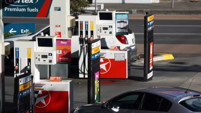 Australia giảm 50% thuế ti&ecirc;u thụ đặc biệt xăng dầu nhằm hạ nhiệt gi&aacute; nhi&ecirc;n liệu.