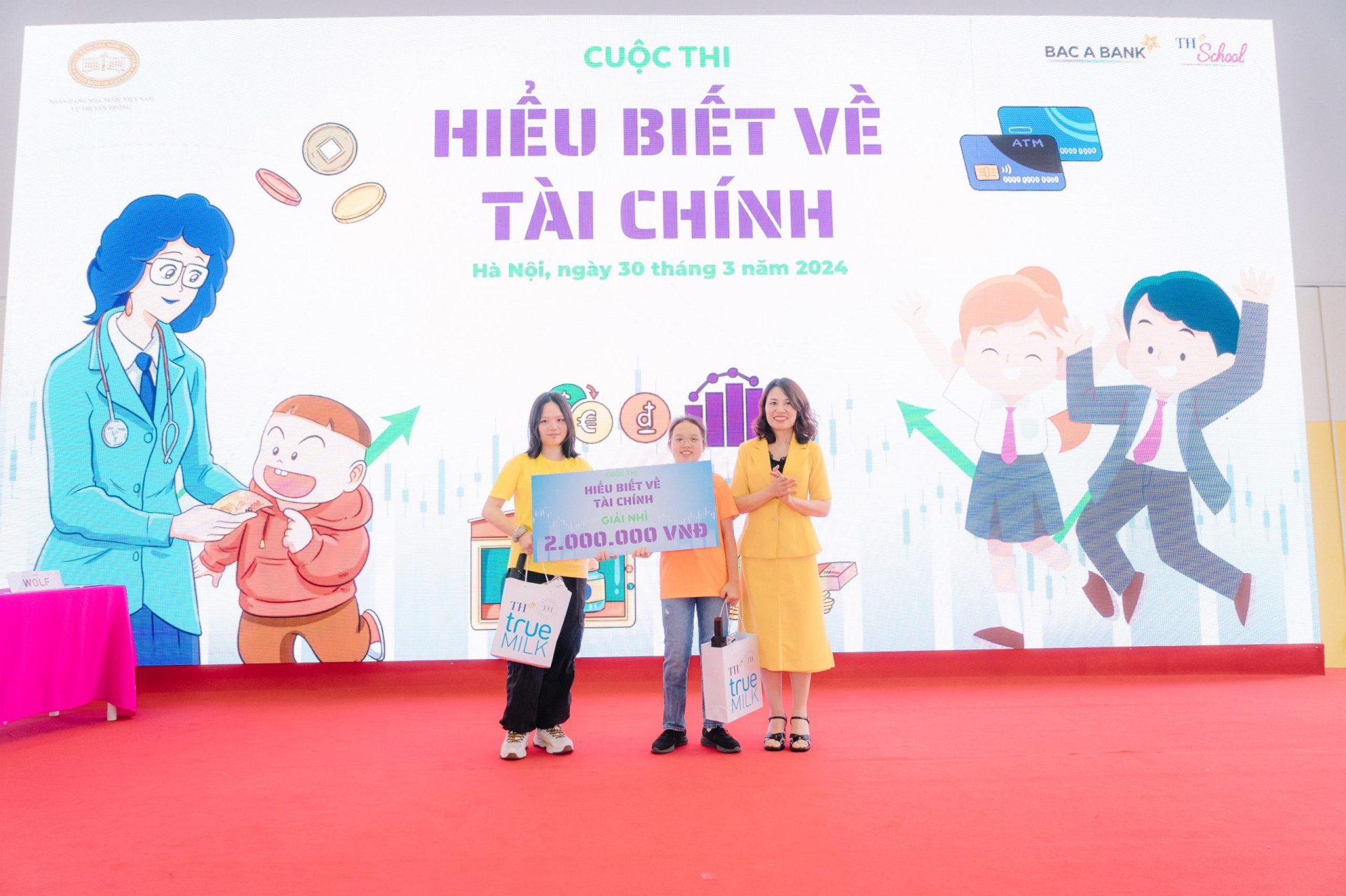 Đại di&ecirc;̣n Vụ truy&ecirc;̀n th&ocirc;ng Ng&acirc;n hàng Nhà nước trao giải cho học sinh tham gia cu&ocirc;̣c thi.