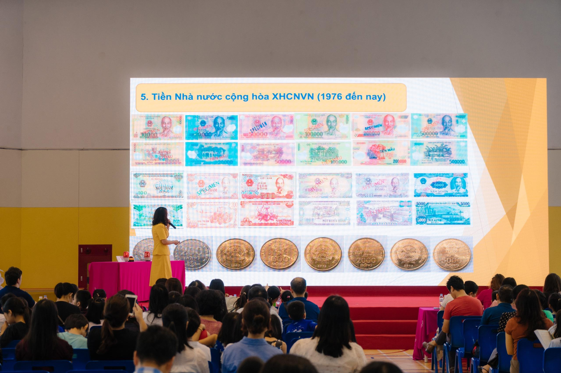 Các em nhỏ và các b&acirc;̣c phụ huynh được cung c&acirc;́p nhi&ecirc;̀u th&ocirc;ng tin thú vị v&ecirc;̀ đ&ocirc;̀ng ti&ecirc;̀n Vi&ecirc;̣t Nam. Ảnh: N.Khải