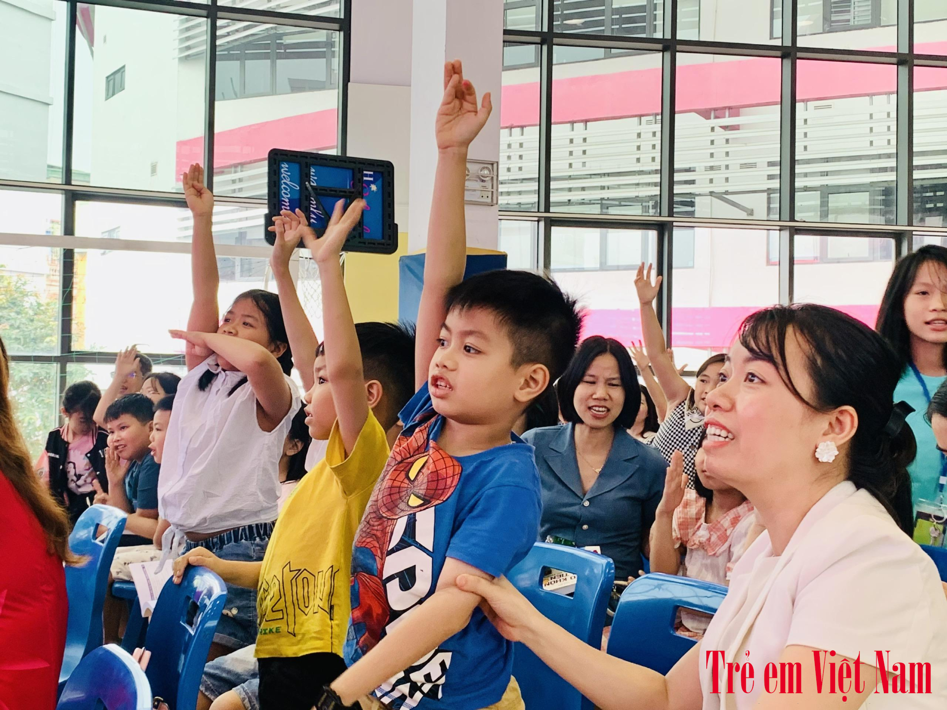 R&acirc;́t nhi&ecirc;̀u em nhỏ hào hứng trả lời c&acirc;u hỏi từ ban t&ocirc;̉ chức. Ảnh: Ngọc Quang