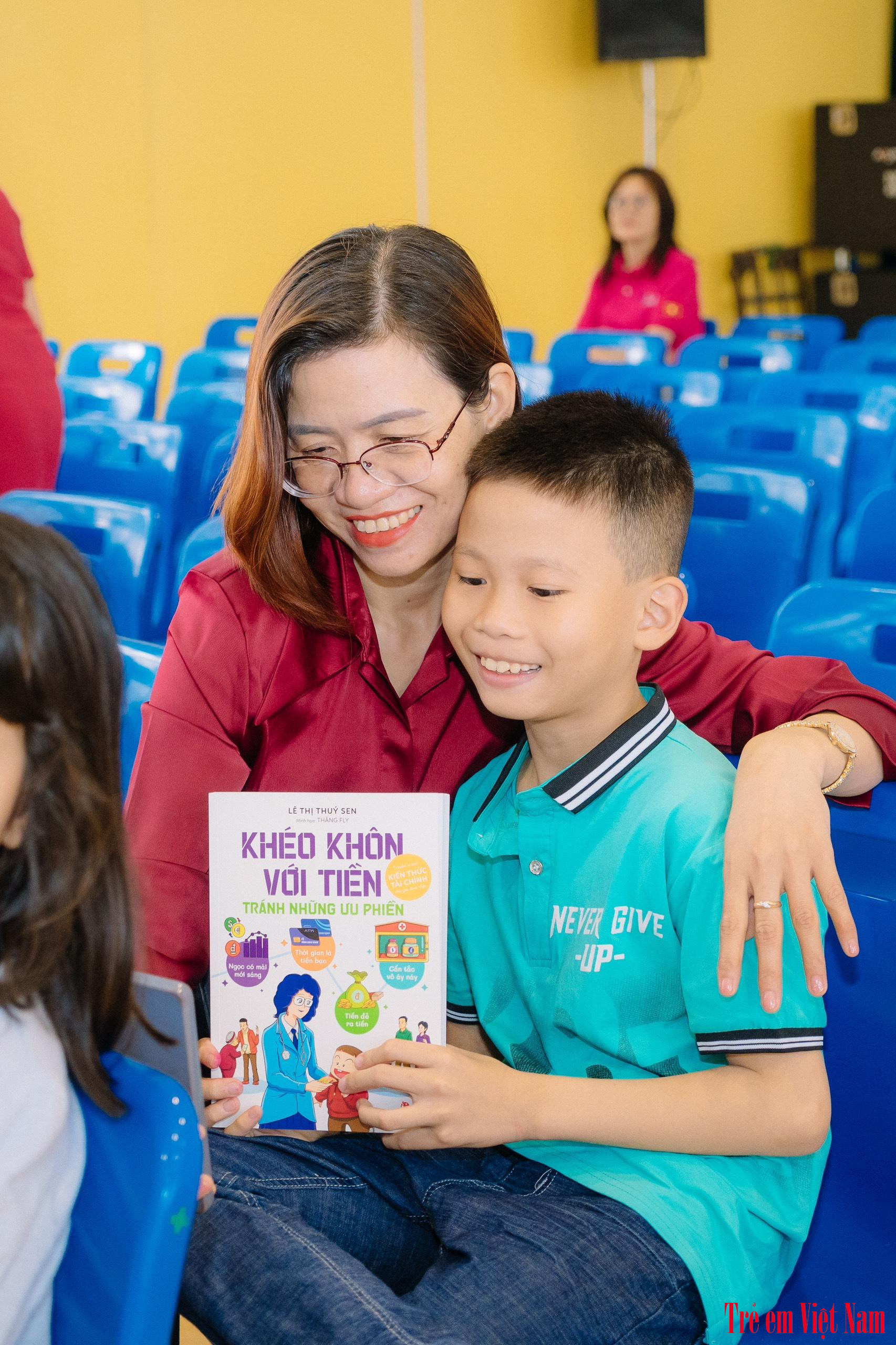 Ni&ecirc;̀m vui của em nhỏ khi được tặng cu&ocirc;́n truy&ecirc;̣n tranh "Khéo kh&ocirc;n với ti&ecirc;̀n, tránh những ưu phi&ecirc;̀n".