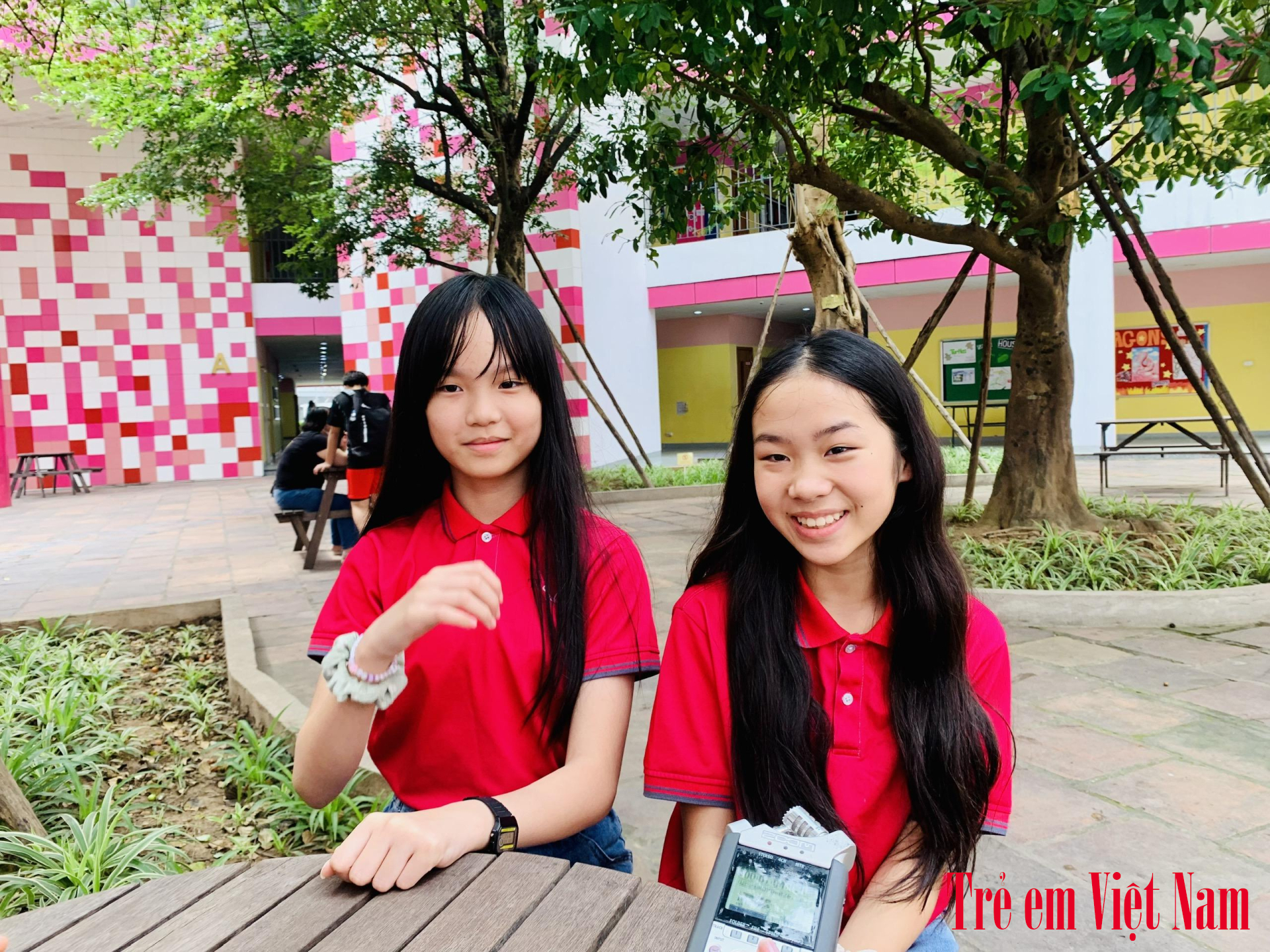 Hai nữ sinh lớp 6 trường TH School tham dự cu&ocirc;̣c thi hi&ecirc;̉u bi&ecirc;́t v&ecirc;̀ tài chính. Ảnh: Ngọc Quang
