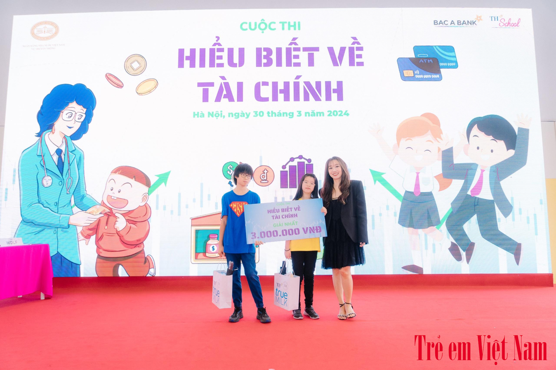 GS.TS. Nguyễn Kh&aacute;nh Diệu Hồng, Hiệu trưởng hệ thống TH School trao giải thưởng cho các học sinh tại cu&ocirc;̣c thi. Ảnh: NK