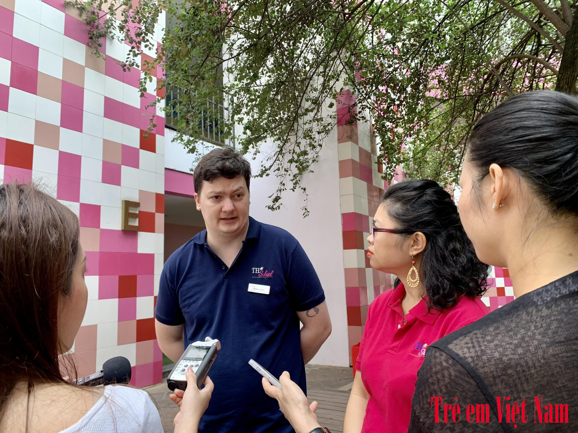 Thầy Daniel Moore - Gi&aacute;o vi&ecirc;n lớp 4 trường TH School nh&acirc;̣n định, chương trình tìm hi&ecirc;̉u v&ecirc;̀ tài chính v&ocirc; cùng thi&ecirc;́t thực với các em nhỏ. Ảnh: Ngọc Quang