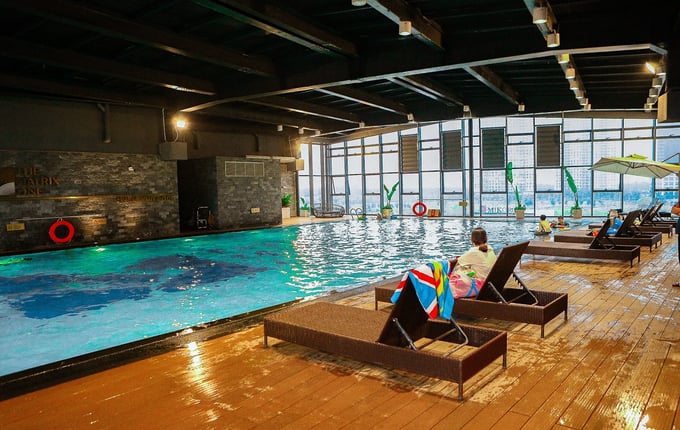 Bể bơi bốn m&ugrave;a bao trọn c&ocirc;ng vi&ecirc;n 14ha tại The Matrix One.