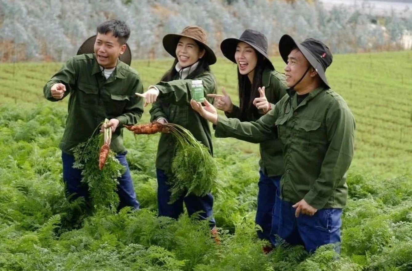 Quang Linh, Hằng "Du mục" v&agrave; Th&ugrave;y Ti&ecirc;n khi quay quảng c&aacute;o cho kẹo Kera (Ảnh: K.R.).